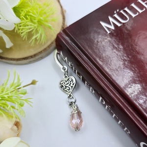 Yara - könyvjelző rózsaszín üveggyönggyel, szív charmmal - könyv & zene - könyvjelző - Meska.hu