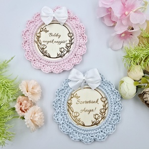 Anyák napi horgolt, gravírozott hűtőmágnes - otthon & életmód - konyhafelszerelés, tálalás - konyhai dekoráció - hűtőmágnes - Meska.hu