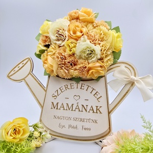 Ajándék anyák napjára - selyemvirágokkal díszített egyedi feliratos öntözőkanna, Otthon & Életmód, Dekoráció, Dísztárgy, Gravírozás, pirográfia, Keresel egy igazán különleges és szívhez szóló ajándékot anyák napjára? Ez a gyönyörű, kézműves áll..., MESKA