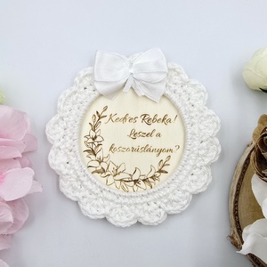 Koszorúslány felkérő ajándék - horgolt, gravírozott hűtőmágnes - esküvő - meghívó & kártya - koszorúslány felkérő - Meska.hu