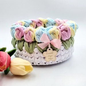 Horgolt tulipános tárolókosár egyedi felirattal, szivárványos szín. Ajándék óvó néninek, Otthon & Életmód, Tárolás & Rendszerezés, Tárolókosár, Horgolás, Gravírozás, pirográfia, MESKA