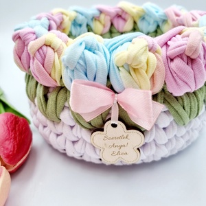 Horgolt tulipános tárolókosár egyedi felirattal, szivárványos szín. Ajándék óvó néninek - otthon & életmód - tárolás & rendszerezés - tárolókosár - Meska.hu