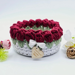 Horgolt tulipános tárolókosár egyedi felirattal, bordó. Ajándék óvó néninek, tanító néninek pedagógusnapra, Otthon & Életmód, Tárolás & Rendszerezés, Tárolókosár, Horgolás, Gravírozás, pirográfia, MESKA