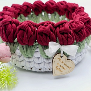 Horgolt tulipános tárolókosár egyedi felirattal, bordó. Ajándék óvó néninek, tanító néninek pedagógusnapra - otthon & életmód - tárolás & rendszerezés - tárolókosár - Meska.hu