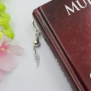 Ajándék hitttan tanároknak - Könyvjelző angyalszárny charm dísszel  - könyv & zene - könyvjelző - Meska.hu