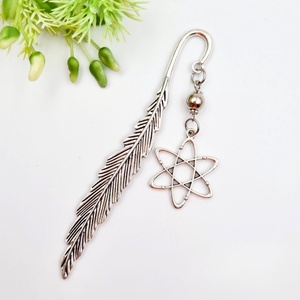 Ajándék fizika- és kémiatanároknak - Könyvjelző atom charm dísszel , Könyv & Zene, Könyvjelző, Gyöngyfűzés, gyöngyhímzés, Ékszerkészítés, MESKA