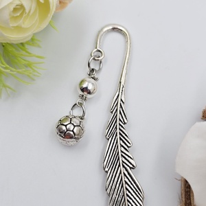 Ajándék testneveléstanároknak, edzőnek - Könyvjelző foci charm dísszel  - könyv & zene - könyvjelző - Meska.hu