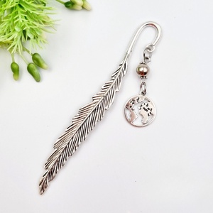 Földrajz tanároknak ajándék - Könyvjelző földgömb charm dísszel , Könyv & Zene, Könyvjelző, Gyöngyfűzés, gyöngyhímzés, Ékszerkészítés, MESKA