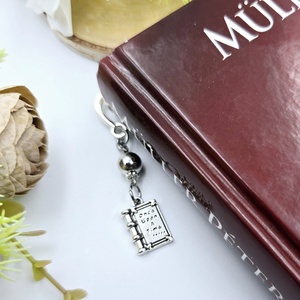 Ajándék magyartanároknak, tanítóknak - Könyvjelző könyv charm dísszel  - könyv & zene - könyvjelző - Meska.hu