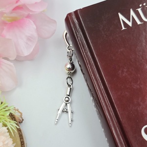 Ajándék matematikatanároknak - Könyvjelző körző charm dísszel  - könyv & zene - könyvjelző - Meska.hu