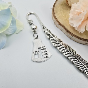 Ajándék kémiatanároknak - Könyvjelző lombik charm dísszel  - könyv & zene - könyvjelző - Meska.hu