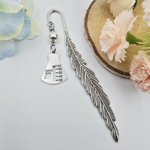 Ajándék kémiatanároknak - Könyvjelző lombik charm dísszel  - Meska.hu