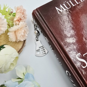 Ajándék kémiatanároknak - Könyvjelző lombik charm dísszel  - könyv & zene - könyvjelző - Meska.hu