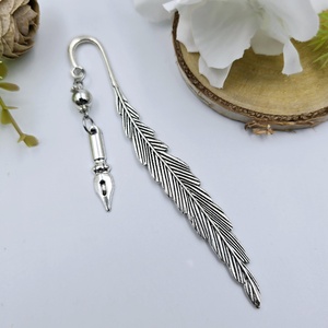 Ajándék magyartanároknak - Könyvjelző tustoll charm dísszel , Könyv & Zene, Könyvjelző, Gyöngyfűzés, gyöngyhímzés, Ékszerkészítés, MESKA