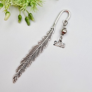 Ajándék tanároknak - Könyvjelző 2026 évszám charm dísszel  - Meska.hu