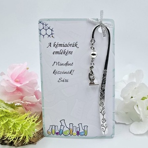 Ajándék kémiatanároknak ballagásra, pedagógusnapra, tanév végére - Könyvjelző mikroszkóp charmmal, ajándékkártyán - Meska.hu