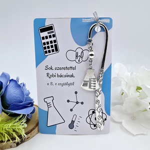 Ajándék kémiatanároknak ballagásra, pedagógusnapra, tanév végére - Könyvjelző lombik charmmal, ajándékkártyán, Könyv & Zene, Könyvjelző, Gyöngyfűzés, gyöngyhímzés, Ékszerkészítés, MESKA