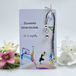 Ajándék testneveléstanároknak ballagásra, pedagógusnapra, tanév végére - Könyvjelző foci charmmal, ajándékkártyán - Meska.hu
