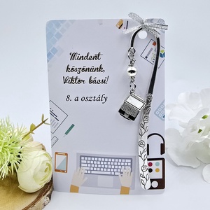 Ajándék informatikatanároknak ballagásra, pedagógusnapra, tanév végére - Könyvjelző laptop charmmal, ajándékkártyán - Meska.hu