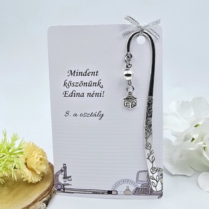 Ajándék magyartanároknak ballagásra, pedagógusnapra, tanév végére - Könyvjelző ábécé kocka charmmal, ajándékkártyán - Meska.hu