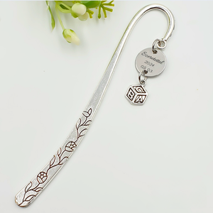 Óvó néninek, tanító néninek, magyar tanároknak ajándék - Gravírozott könyvjelző egyedi felirattal, ábécé kocka charmmal, Könyv & Zene, Könyvjelző, Gravírozás, pirográfia, MESKA