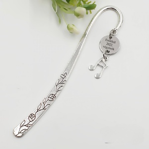 Ének tanároknak ajándék - Gravírozott könyvjelző egyedi felirattal, hangjegy charmmal - Meska.hu