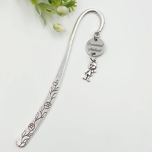 Óvó néninek, tanító néninek ajándék - Gravírozott könyvjelző egyedi felirattal, kisfiú charmmal - Meska.hu