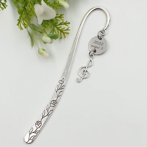 Ének tanároknak ajándék - Gravírozott könyvjelző egyedi felirattal, violinkulcs charmmal, Könyv & Zene, Könyvjelző, Gravírozás, pirográfia, MESKA