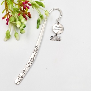 Tanároknak, óvó néninek ajándék - Gravírozott könyvjelző egyedi felirattal, 2026 évszám charmmal, Könyv & Zene, Könyvjelző, Gravírozás, pirográfia, MESKA