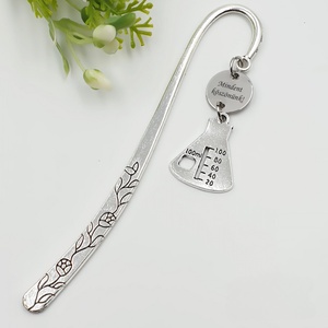 Kémia tanároknak ajándék - Gravírozott könyvjelző egyedi felirattal, lombik charmmal, Könyv & Zene, Könyvjelző, Gravírozás, pirográfia, MESKA