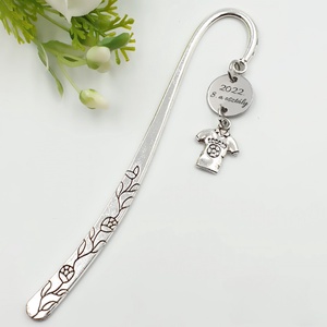 Testnevelés tanároknak, edzőnek ajándék - Gravírozott könyvjelző egyedi felirattal, mez charmmal - Meska.hu