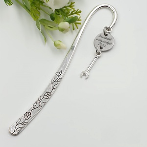 Technika tanároknak ajándék - Gravírozott könyvjelző egyedi felirattal, villáskulcs charmmal - Meska.hu