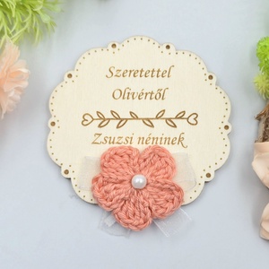 Tanító néninek, óvó néninek ajándék - Gravírozott fa hűtőmágnes egyedi felirattal, horgolt virágokkal, Otthon & Életmód, Konyhafelszerelés, tálalás, Konyhai dekoráció, Hűtőmágnes, Gravírozás, pirográfia, Horgolás, MESKA