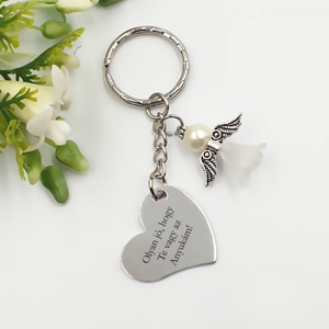 Szív alakú kulcstartó fehér angyalkával, egyedi felirattal - Ajándék anyák napjára - táska & tok - kulcstartó & táskadísz - kulcstartó - Meska.hu