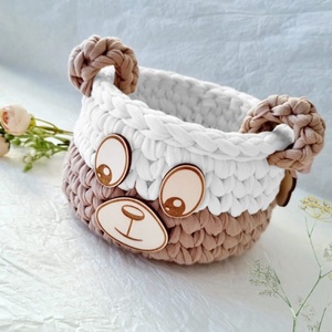 Horgolt maci tárolókosár egyedi felirattal. Ajándék gyerekeknek, Baba - mama, Babaszobabútor, Játéktároló, Horgolás, Gravírozás, pirográfia, MESKA