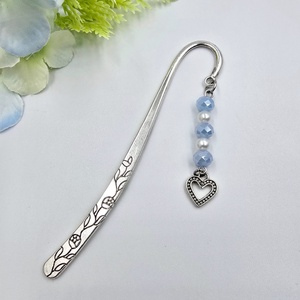 Juliet - könyvjelző csillogó kék csiszolt gyöngyökkel, szív charmmal - Meska.hu