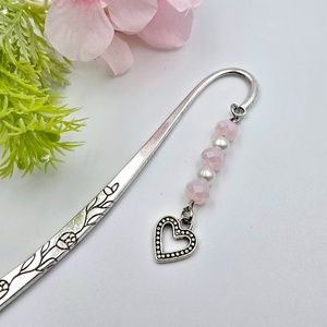 Juliet - könyvjelző csillogó rózsaszín csiszolt gyöngyökkel, szív charmmal - könyv & zene - könyvjelző - Meska.hu