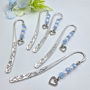 Juliet - 5 darabos könyvjelzőcsomag csillogó kék csiszolt gyöngyökkel, szív charmmal, Könyv & Zene, Könyvjelző, Gyöngyfűzés, gyöngyhímzés, Ékszerkészítés, MESKA