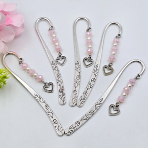 Juliet - 5 darabos könyvjelzőcsomag csillogó rózsaszín csiszolt gyöngyökkel, szív charmmal - Meska.hu