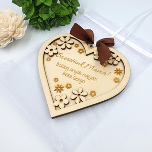 Anyák napi ajándék - Egyedi feliratos szív alakú gravírozott dísz  - otthon & életmód - dekoráció - asztal és polc dekoráció - gravírozott táblák - Meska.hu