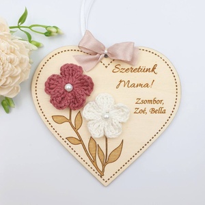 Ajándék anyák napjára - Egyedi feliratos szív alakú gravírozott fa dísz horgolt virágokkal, Otthon & Életmód, Dekoráció, Asztal és polc dekoráció, Gravírozott táblák, Gravírozás, pirográfia, Horgolás, MESKA