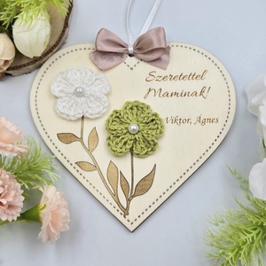 Ajándék anyák napjára - Egyedi feliratos szív alakú gravírozott fa dísz horgolt virágokkal - otthon & életmód - dekoráció - asztal és polc dekoráció - gravírozott táblák - Meska.hu