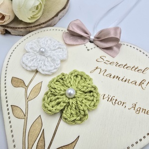 Ajándék anyák napjára - Egyedi feliratos szív alakú gravírozott fa dísz horgolt virágokkal - otthon & életmód - dekoráció - asztal és polc dekoráció - gravírozott táblák - Meska.hu