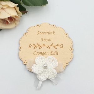 Anyák napi ajándék - Gravírozott fa hűtőmágnes egyedi felirattal, horgolt virágokkal, Otthon & Életmód, Konyhafelszerelés, tálalás, Konyhai dekoráció, Hűtőmágnes, Gravírozás, pirográfia, Horgolás, MESKA