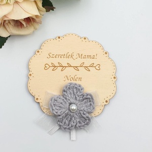 Anyák napi ajándék - Gravírozott fa hűtőmágnes egyedi felirattal, horgolt virágokkal - otthon & életmód - konyhafelszerelés, tálalás - konyhai dekoráció - hűtőmágnes - Meska.hu