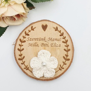 Anyák napi ajándék - Gravírozott fakorong hűtőmágnes egyedi felirattal, horgolt virágokkal - otthon & életmód - konyhafelszerelés, tálalás - konyhai dekoráció - hűtőmágnes - Meska.hu