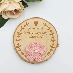 Anyák napi ajándék - Gravírozott fakorong hűtőmágnes egyedi felirattal, horgolt virágokkal, Otthon & Életmód, Konyhafelszerelés, tálalás, Konyhai dekoráció, Hűtőmágnes, Gravírozás, pirográfia, Horgolás, MESKA