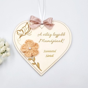 Anyák napi ajándékötlet - Egyedi feliratos szív alakú gravírozott fa dísz horgolt virággal, Otthon & Életmód, Dekoráció, Asztal és polc dekoráció, Gravírozott táblák, Gravírozás, pirográfia, Horgolás, MESKA