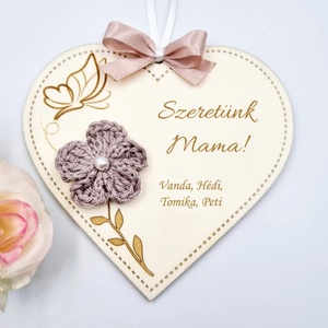 Anyák napi ajándékötlet - Egyedi feliratos szív alakú gravírozott fa dísz horgolt virággal - otthon & életmód - dekoráció - asztal és polc dekoráció - gravírozott táblák - Meska.hu