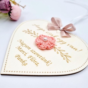 Anyák napi ajándék - Egyedi feliratos szív alakú gravírozott fa dísz horgolt virággal - otthon & életmód - dekoráció - asztal és polc dekoráció - gravírozott táblák - Meska.hu